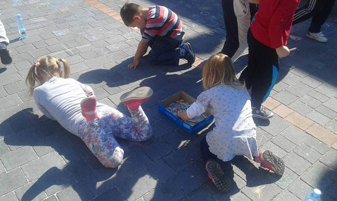 Totyogás, tánc és aszfaltrajz a Köztársaság téren